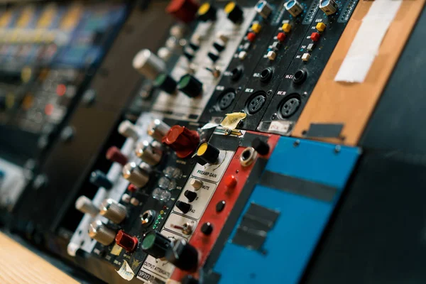 遥控混合器调整音量级音乐创作均衡器按钮录制演播室复古风格 — 图库照片