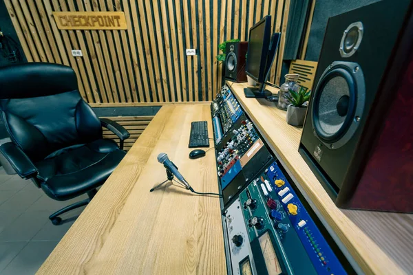 Empty Professional Sound Recording Studio Equalizer Screen Sound Engineer Speaker — Stock Photo, Image