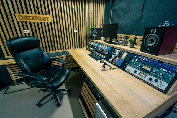 サウンドエンジニアスピーカーサウンドレコーディング機器のための空のプロサウンドレコーディングスタジオイコライザスクリーン — ストック写真