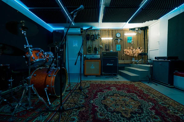 Üres Professzionális Stúdió Hangszerekkel Dob Hangszóró Állvány Mikrofonnal Neon Fény — Stock Fotó