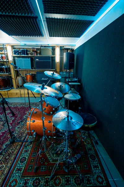 Lege Professionele Opnamestudio Met Muziekinstrumenten Drums Luidspreker Rek Met Microfoon — Stockfoto