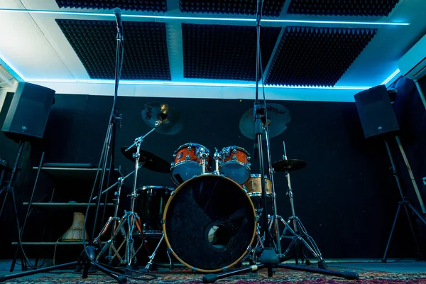 Üres Professzionális Stúdió Hangszerekkel Dob Hangszóró Állvány Mikrofonnal Neon Fény — Stock Fotó
