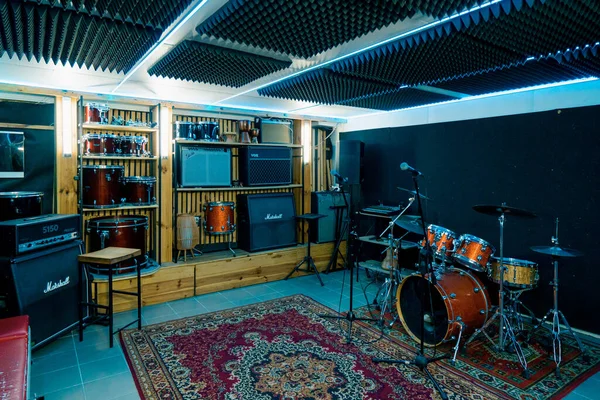 空的专业录音室 装有乐器鼓扬声器架 装有麦克风霓虹灯 — 图库照片