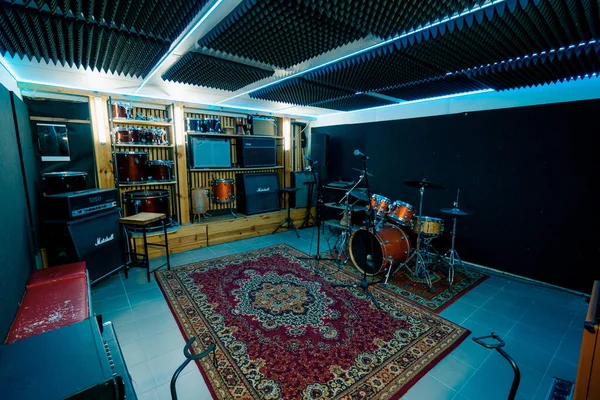 マイクのネオン ライトが付いている楽器のドラムのスピーカー ラックが付いている空の専門の録音スタジオ — ストック写真