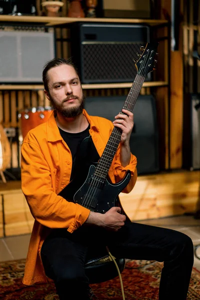 Retrato Artista Rock Com Uma Guitarra Elétrica Estúdio Gravação Detém — Fotografia de Stock