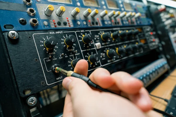 音响工程师连接音频电缆专业电线与连接器音乐设备录音演播室 — 图库照片