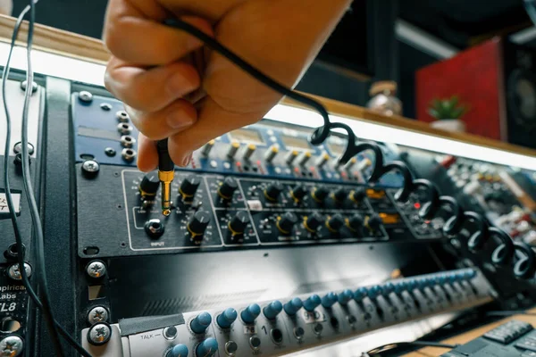 Звукоинженер Соединяет Профессиональные Провода Студией Звукозаписи Музыкального Оборудования Разъемов — стоковое фото