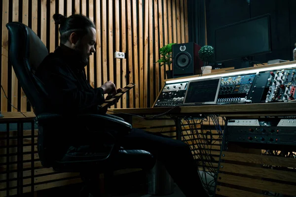 Jonge Geluidstechnicus Werkt Muziekstudio Met Monitoren Equalizer Mixen Mastering Tracks — Stockfoto