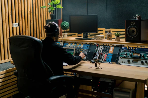 Νέος Μηχανικός Ήχου Ακουστικά Που Εργάζονται Ένα Στούντιο Μουσικής Οθόνες — Φωτογραφία Αρχείου