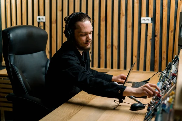 Joven Ingeniero Sonido Con Auriculares Trabajando Estudio Música Con Monitores —  Fotos de Stock