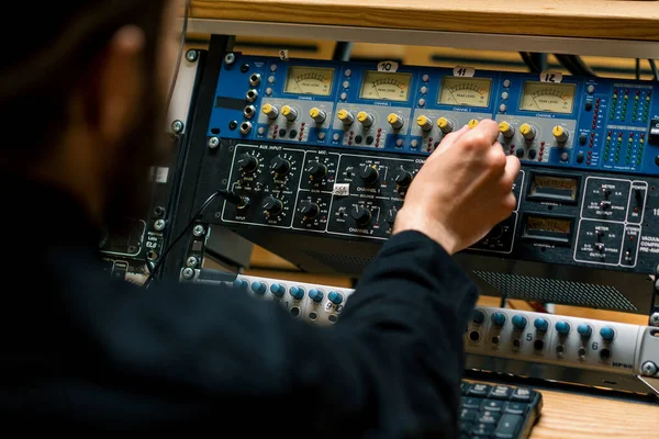 サウンドエンジニア使用デジタルオーディオミキサースライダエンジニアプレスキーコントロールパネルレコーディングスタジオ技術者のクローズアップ — ストック写真