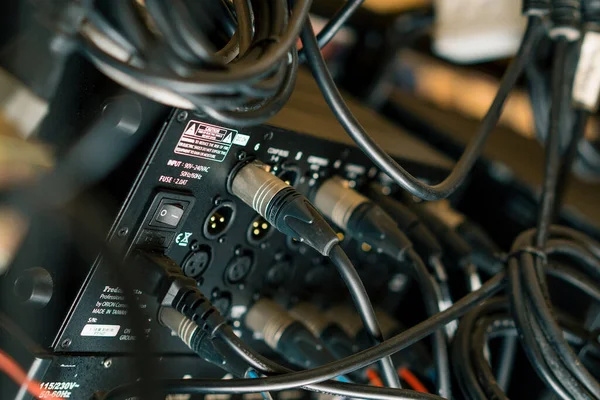Profesyonel Bir Kayıt Stüdyosunun Çok Renkli Kabloları Konsolun Yakın Çekim — Stok fotoğraf
