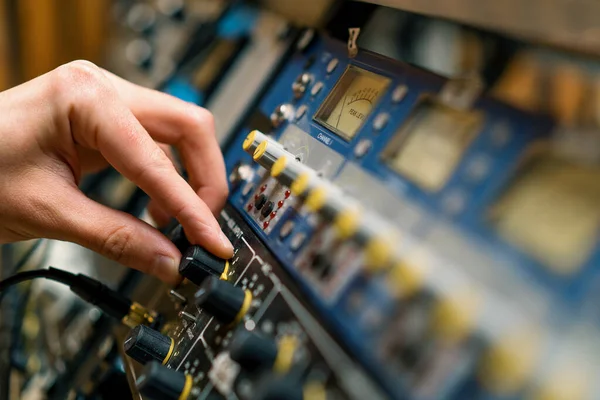 Engenheiro Som Usando Controles Deslizantes Misturador Áudio Digital Engenheiro Pressionando — Fotografia de Stock