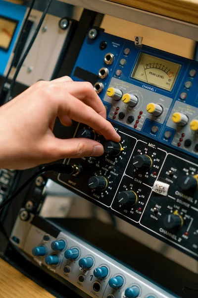音频工程师使用数字音频混合器滑块工程师按键添加控制面板音量录音室技术员关闭 — 图库照片