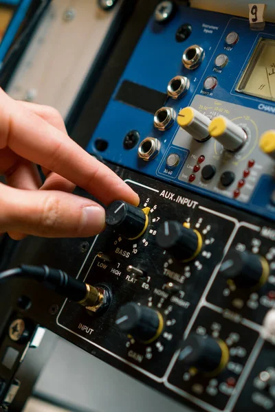 Ingeniero Sonido Usando Deslizadores Mezclador Audio Digital Ingeniero Presionando Teclas — Foto de Stock