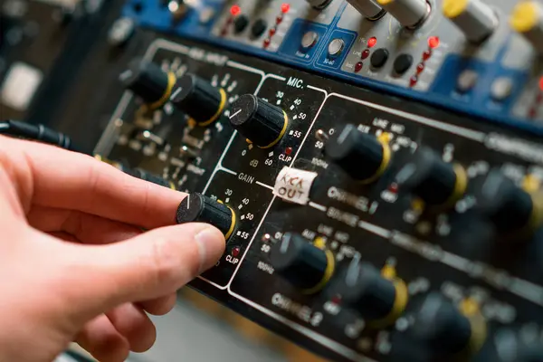 音频工程师使用数字音频混合器滑块工程师按键添加控制面板音量录音室技术员关闭 — 图库照片