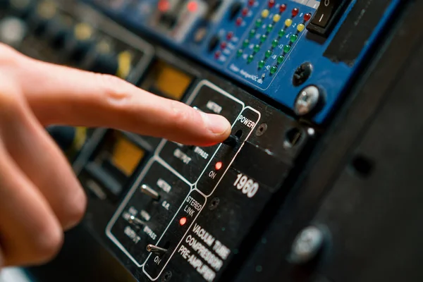 Ingeniero Sonido Usando Mezclador Audio Digital Ingeniero Deslizadores Pulsando Botón — Foto de Stock