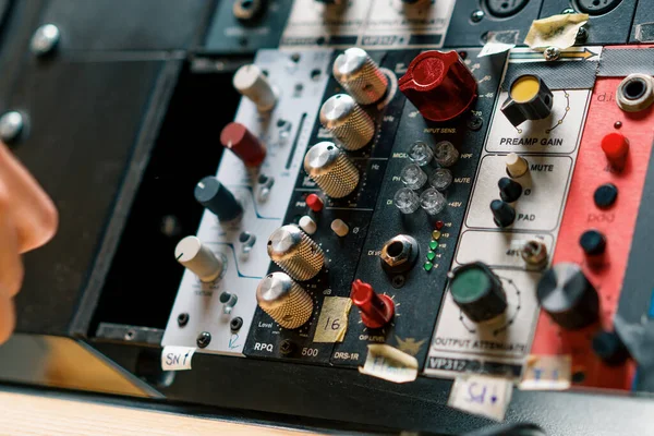 遥控混合器调整音量级音乐创作均衡器按钮录制演播室复古风格 — 图库照片