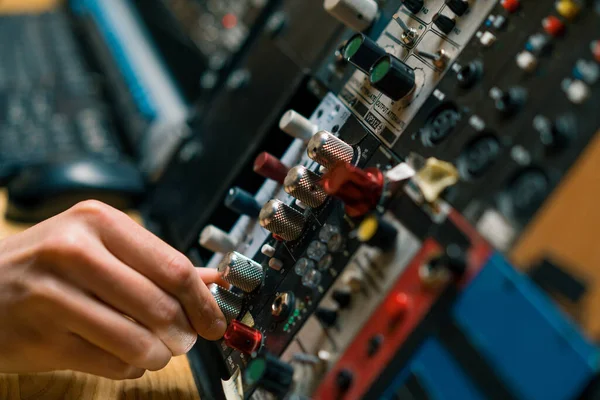 Sound Engineer Using Digital Audio Mixer Sliders Engineer Pressing Keys — Stock Photo, Image
