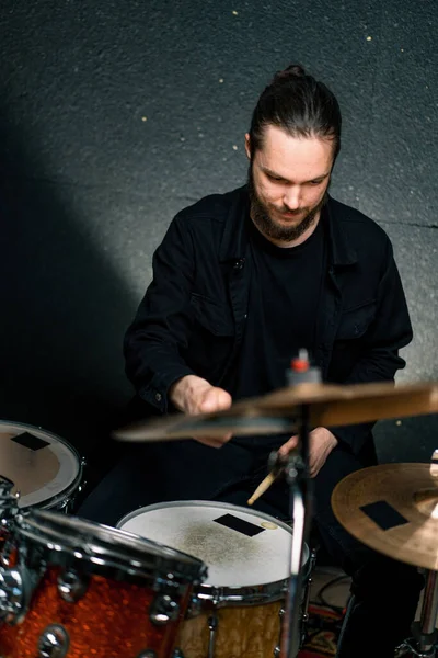 Een Jonge Mannelijke Drummer Speelt Een Drumstel Een Opnamestudio Bij — Stockfoto