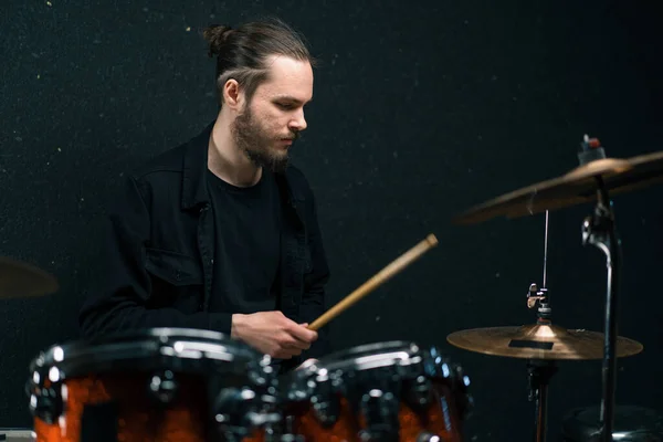 Een Jonge Mannelijke Drummer Speelt Een Drumstel Een Opnamestudio Bij — Stockfoto