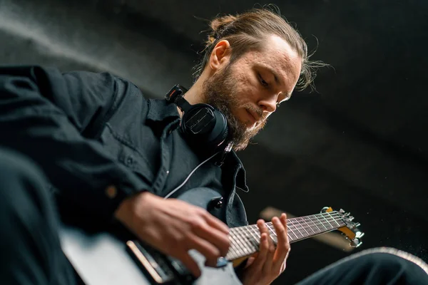 Wykonawca Rockowy Gitarą Elektryczną Studiu Nagraniowym Odtwarzając Własny Utwór Strun — Zdjęcie stockowe