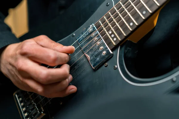 带电吉他的摇滚歌手在录音室录音播放自己的曲目创作歌曲乐器弦乐特写 — 图库照片