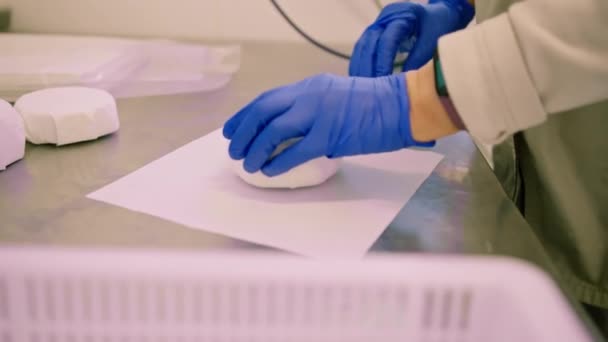 Munkás Kézzel Csomagolja Bio Lágy Sajtot Papírcsomagolásba Kézműves Sajtgyártás Közelkép — Stock videók
