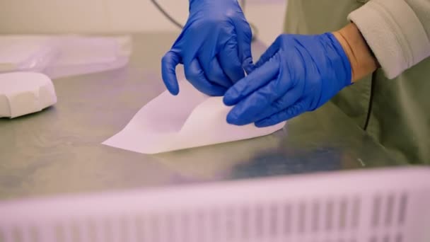Pracownik Ręcznie Pakuje Organiczny Ser Miękki Papierowe Opakowanie Produkcja Sera — Wideo stockowe