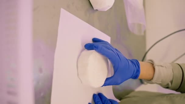 Seorang Pekerja Secara Manual Memasukkan Keju Lembut Organik Dalam Pembungkus — Stok Video