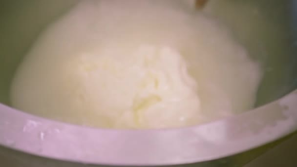 Παραγωγή Τυριών Γαλακτοπαραγωγής Τυροποιός Παίρνει Λευκή Μοτσαρέλα Από Μεταλλική Δεξαμενή — Αρχείο Βίντεο