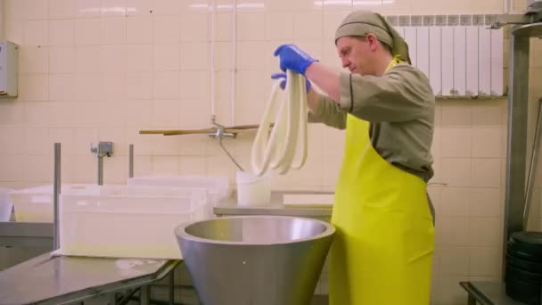 Produzione Formaggi Latte Casaro Scolpisce Con Mani Mozzarella Fresca Stende — Video Stock