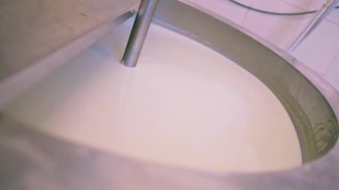 Peynir mandırasında süt karıştırmak özel bir karışım ile büyük bir fıçıda Pastörizasyon Peynir üretimi peynir sütünde