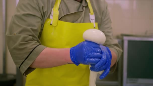 Produzione Formaggi Latte Casaro Scolpisce Con Mani Mozzarella Fresca Stende — Video Stock