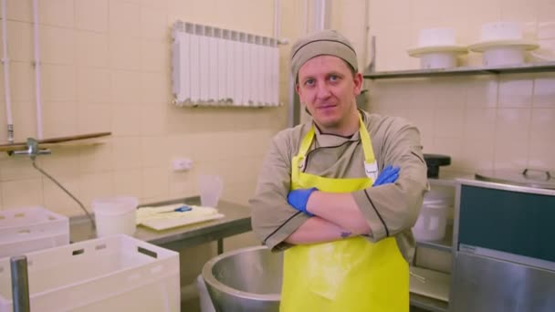 Pembuat Keju Tersenyum Dengan Seragam Dalam Produksi Keju Susu Berdiri — Stok Video