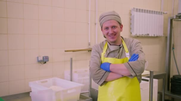 Smilende Osteproducent Uniform Ved Fremstilling Mejeri Ost Står Nærheden Udstyr – Stock-video