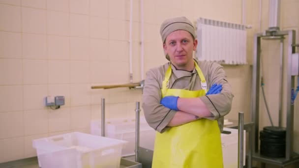 Pembuat Keju Tersenyum Dengan Seragam Dalam Produksi Keju Susu Berdiri — Stok Video