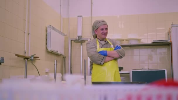 Fromager Souriant Dans Uniforme Production Fromages Laitiers Tient Près Équipement — Video