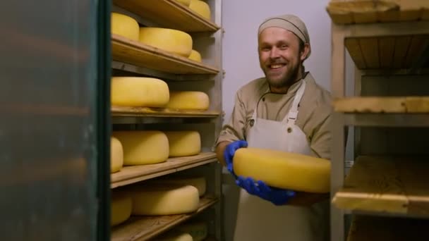 Käsemacher Uniform Bei Der Käseproduktion Mann Steht Lager Mit Holzregalen — Stockvideo
