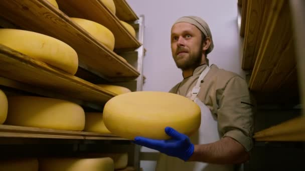 Käsemacher Uniform Bei Der Käseproduktion Mann Steht Lager Mit Holzregalen — Stockvideo