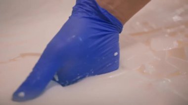 Peynir fabrikasındaki süt karıştırma peynir üreticisi peyniri elle kontrol eder büyük bir tank içinde pastörizasyon peynir üretim peynir fabrikasında