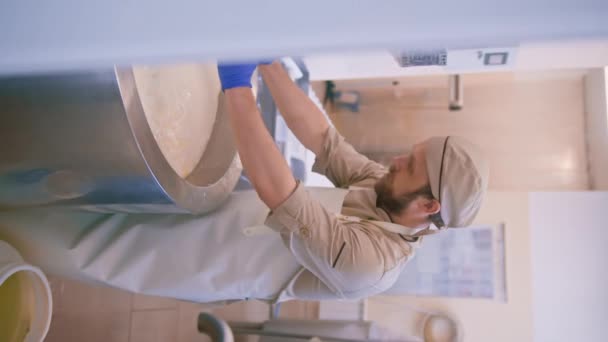 Ouvrier Mélange Petits Morceaux Fromage Pâte Molle Dans Une Cuve — Video