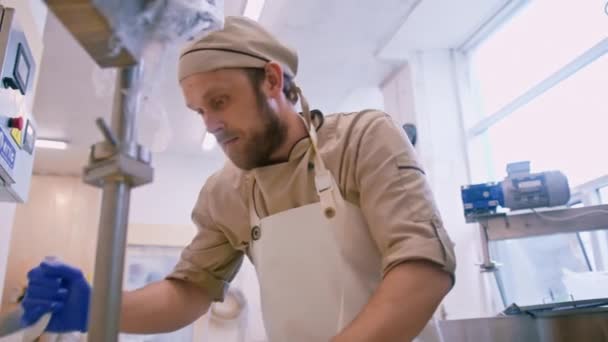 Seorang Pekerja Mencampur Potongan Potongan Kecil Keju Lembut Dalam Tong — Stok Video
