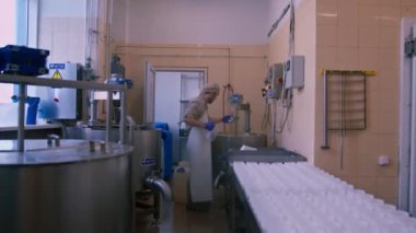 Peynir fabrikasında süt karıştırmak peynir kontrol etmek peynir fabrikasında büyük bir tank pastörizasyonuna su eklemek