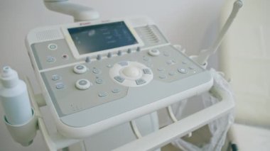 Sağlık kliniği jinekoloji ofisinde ultrason teşhis ekipmanlarıyla tıbbi büro