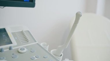 Hastane kliniğindeki jinekoloji bürosundaki ultrason tarayıcı ekipmanlarının yakın çekimi. Teşhis ve sağlık konsepti.