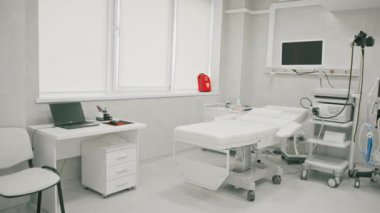 Kliniğin ofisinde gastroskopi için tıbbi malzemeler hastalar için bir kanepe ve bir monitörlü gastroskopi.