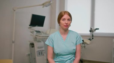 Doktor jinekolog, ultrasona yakın jinekoloji ofisinde oturur ve hastaların başını sallamasını bekler.
