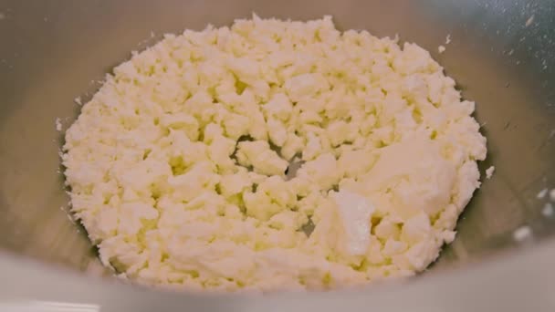 Moules Remplissage Pour Production Fromage Pâte Molle Les Blancs Fromage — Video