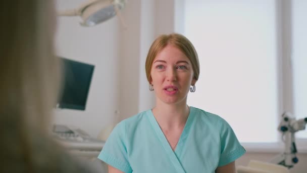 Ginekolog Rozmawia Pacjentem Podczas Konsultacji Lekarskiej Nowoczesnej Klinice Gabinecie Ginekologicznym — Wideo stockowe